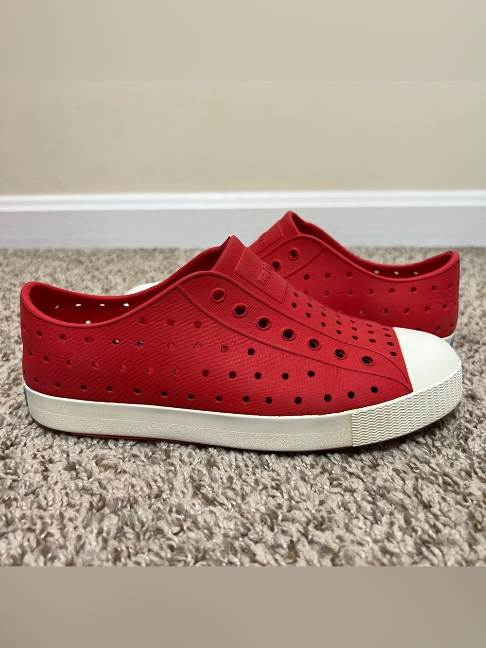 Native Jefferson Water-Friendly Slip-On Sneakers Red/White Size J3
